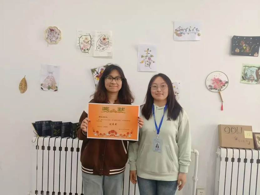 墙上的海报 AI 生成的内容可能不正确。