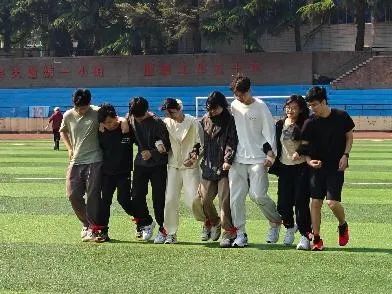 一群人站在草地上 AI 生成的内容可能不正确。