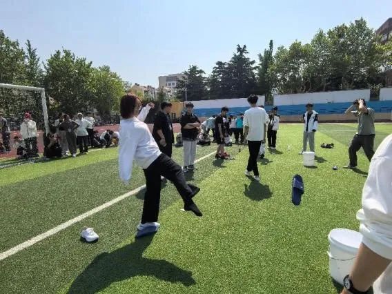 人们在草地上玩球 AI 生成的内容可能不正确。