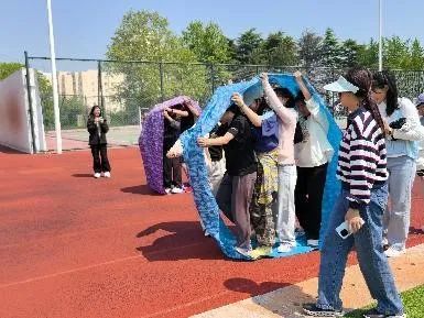 一群人在拍照 AI 生成的内容可能不正确。